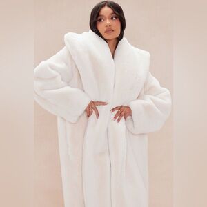 NWT Luxurious Oversized White Faux Fur Coat L